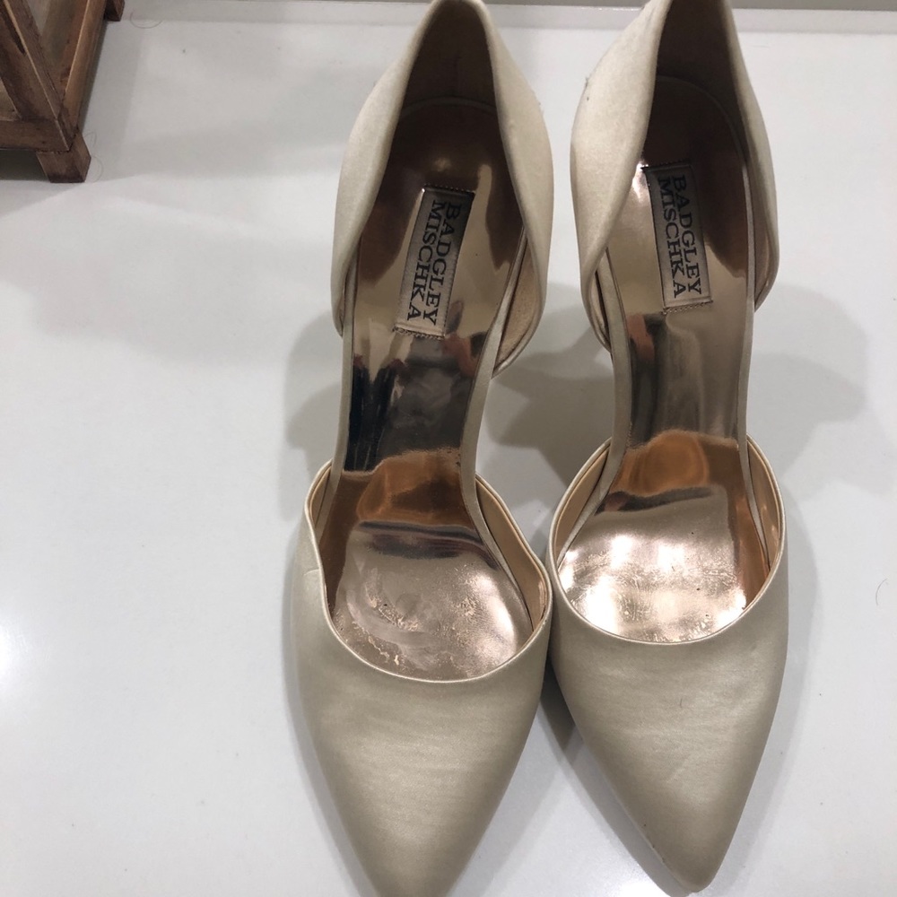 Badgley Mischka pointed heel satin champagne